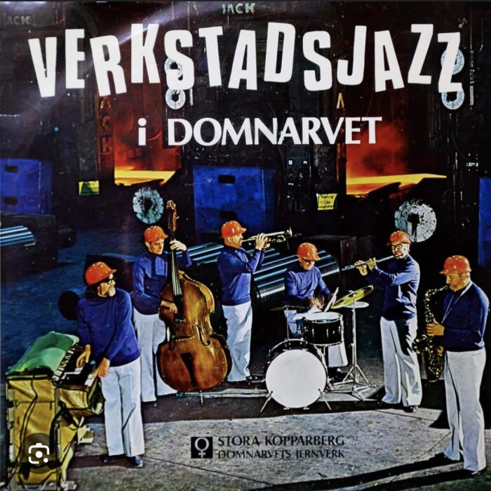 Cover av albumet "Verkstadsjazz i Domnarvet" med musiker i arbetskläder som spelar jazzinstrument i en verkstad.