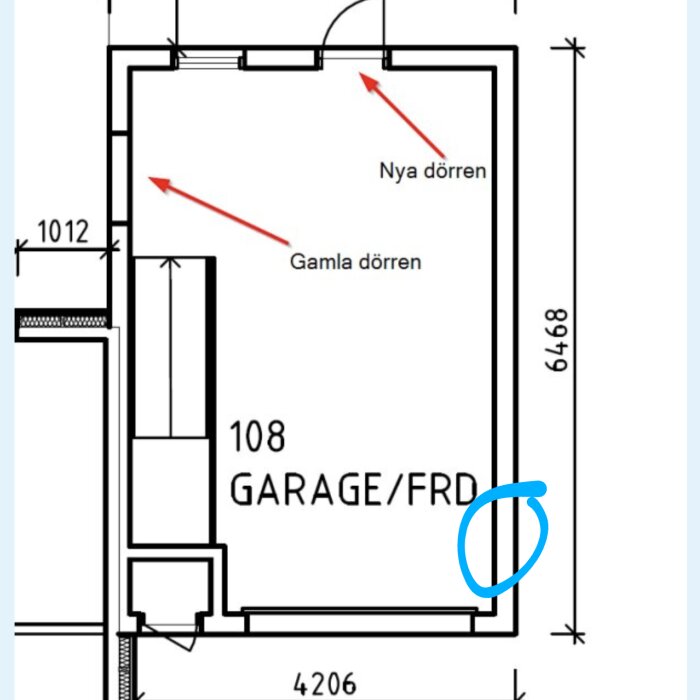 Ritning av garage med markering för ny och gammal dörr, pil förslår plats för ny dörr.