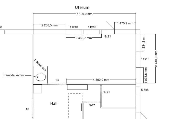 Planskiss över ett långsmalt vardagsrum med mått angivna. Visar placering för framtida kamin och dörrar till hall och uterum.