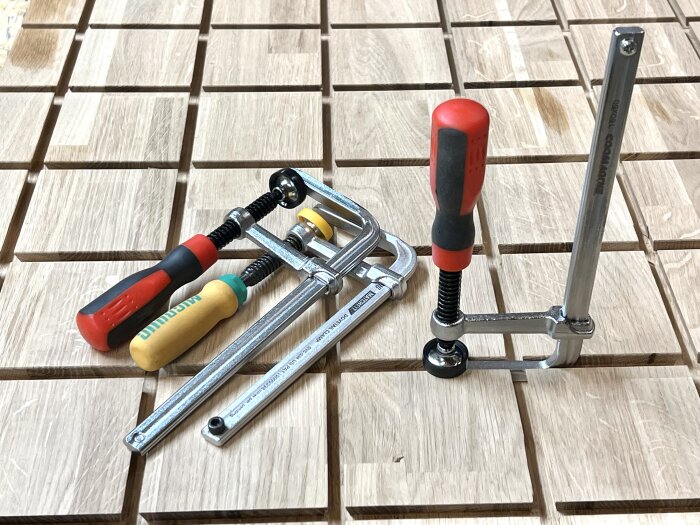 Laxstjärtstvingar från Enjoywood och kantvingar från Duratec ligger på ett rutigt träbord.