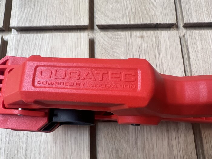 Röd Duratec-kanttving med texten "Powered by Innovation" i närbild.