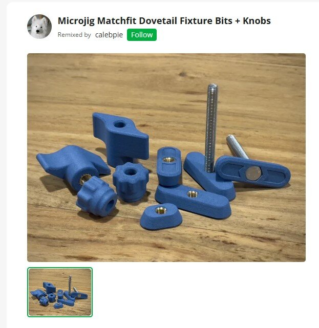 Blå 3D-utskrivna fästelement och knoppar på ett träbord, med gängstänger inkluderade.