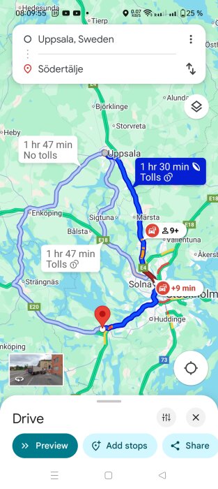 Kartbild som visar rutter mellan Uppsala och Södertälje, inklusive en väg med vägavgift och en längre avgiftsfri väg.