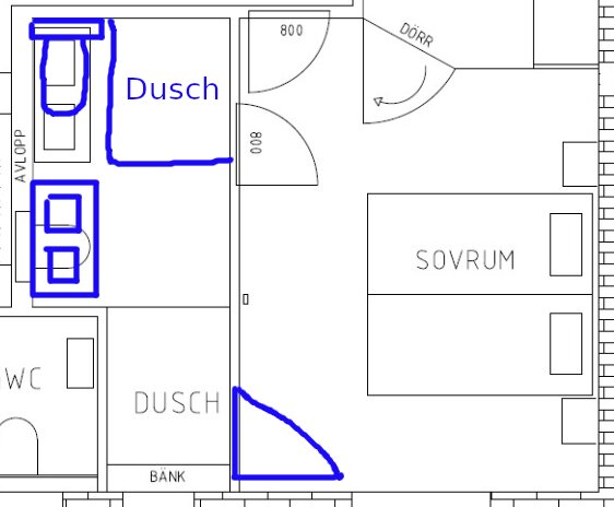 Planskiss över rum med markerad dörrflytt till badrum/toalett och duschområde.