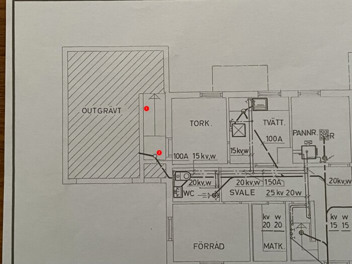 Ritning av källarens layout med markerade rör och vattenledning i garaget. Rörplatsen angiven med röda punkter, relaterad till vattenläckage.