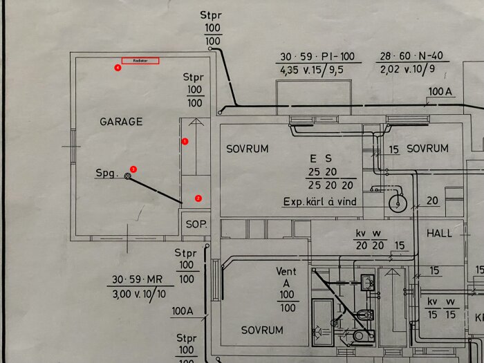 Planlösning av garage och sovrum med markerade rör och radiator, möjliga orsaker till vattenläckage under trappan visas.