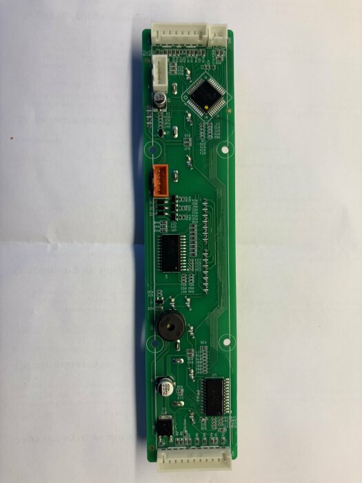 Elektroniskt kretskort från en vinkyl med flera chip och kontakter.