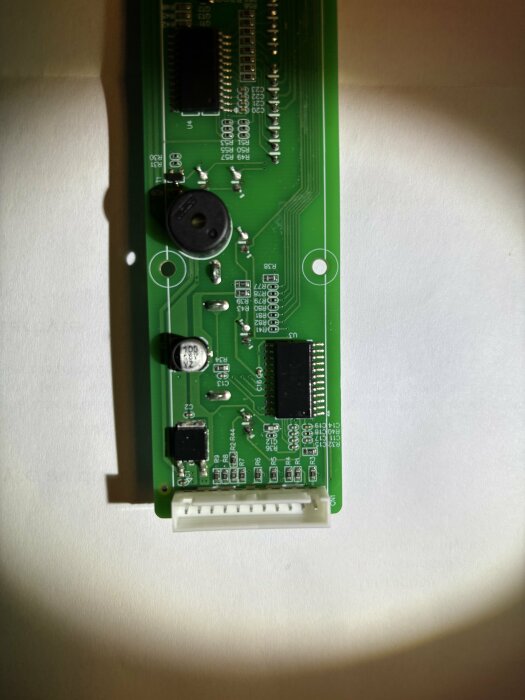 Elektroniskt kretskort från en mQuvee vinkyl med synliga komponenter och anslutningar på en grön PCB.