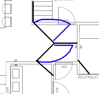 Planskiss visar blåmarkerad korridor med tre dörrar närliggande, trappa ovan dörr, potentiellt gästrum och snedvägg för möjlig walk-in-closet till sovrum.