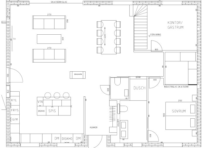 Arkitektritning visar en planlösning med sovrum, kontor/gästrum, kök och vardagsrum. Diskussion om klädhängare och "walk in closet".