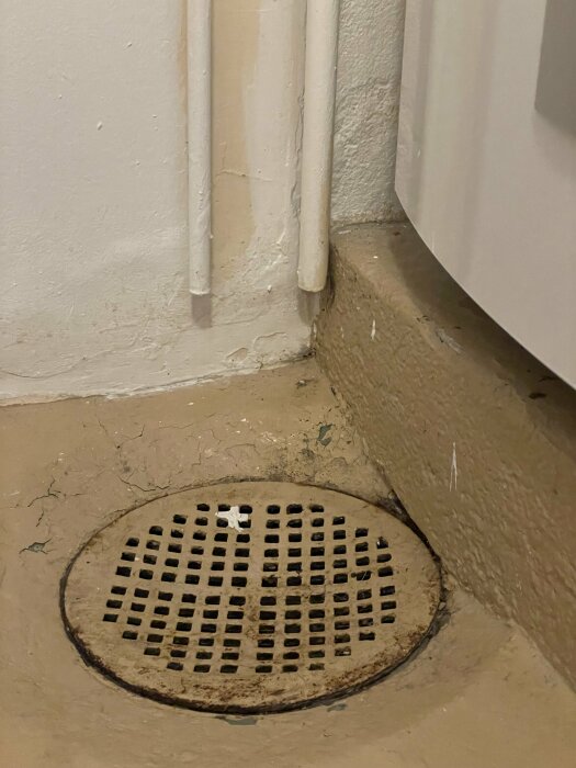 Brunnslock i tidigare pannrum med rör i bakgrunden.