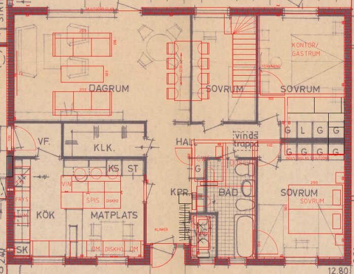 Arkitektonisk ritning av en bostad med markerad ny planlösning i rött. Innehåller detaljer som kök, sovrum och trappa.