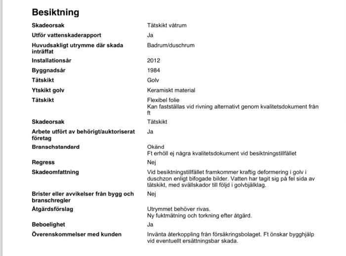 Besiktningsrapport som beskriver fuktskada i badrum från 2012, utförd av auktoriserat företag med branschstandard okänd och förslag på åtgärder uppgivna.