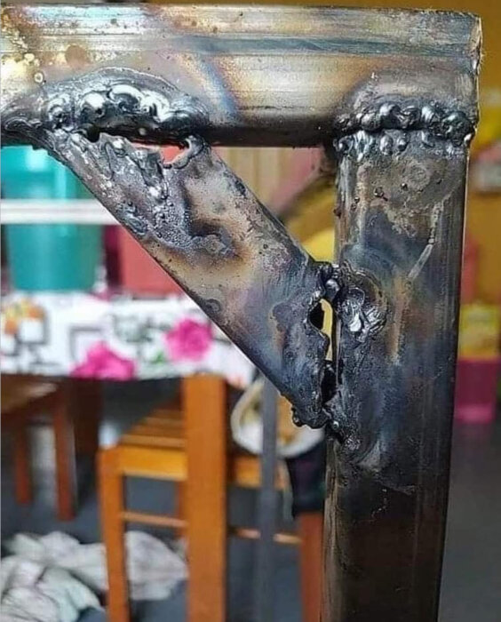 Svetsade metallrör med ojämna och skrovliga svetsfogar, visar svårigheten med svetsning.