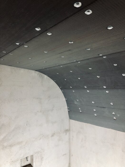 Tak med skivor och skruvar i pågående byggprojekt från 2019.