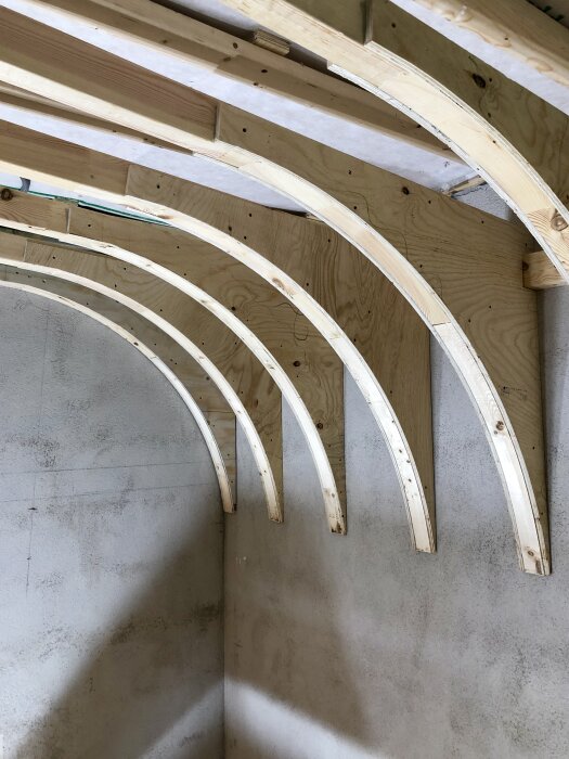 Träramar i välvda bågar under byggprojektet från 2019.