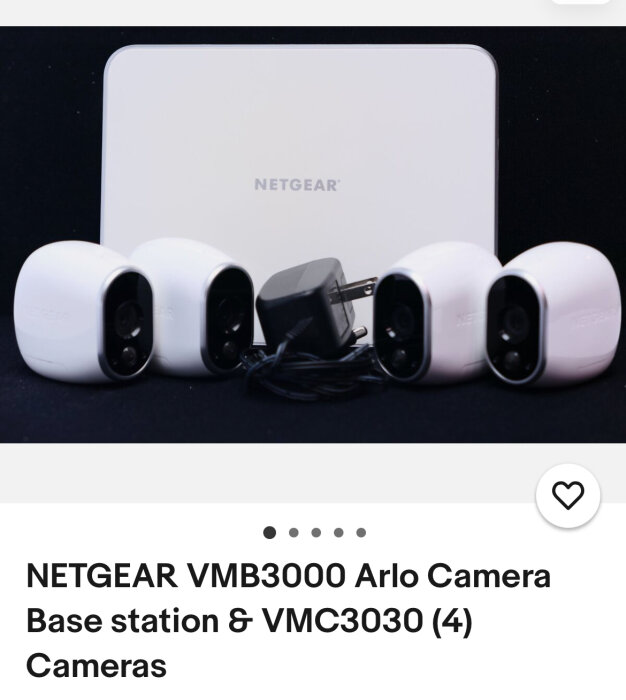 Äldre Arlo-system med NETGEAR VMB3000 basstation och fyra VMC3030 kameror, inkluderar nätadapter.