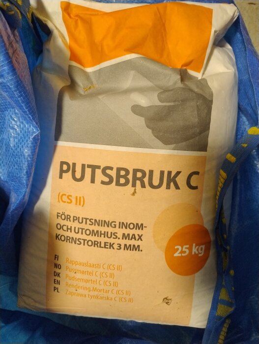 Säck med putsbruk C, 25 kg, för putsning inomhus och utomhus. Max kornstorlek 3 mm, i en blå plastpåse.