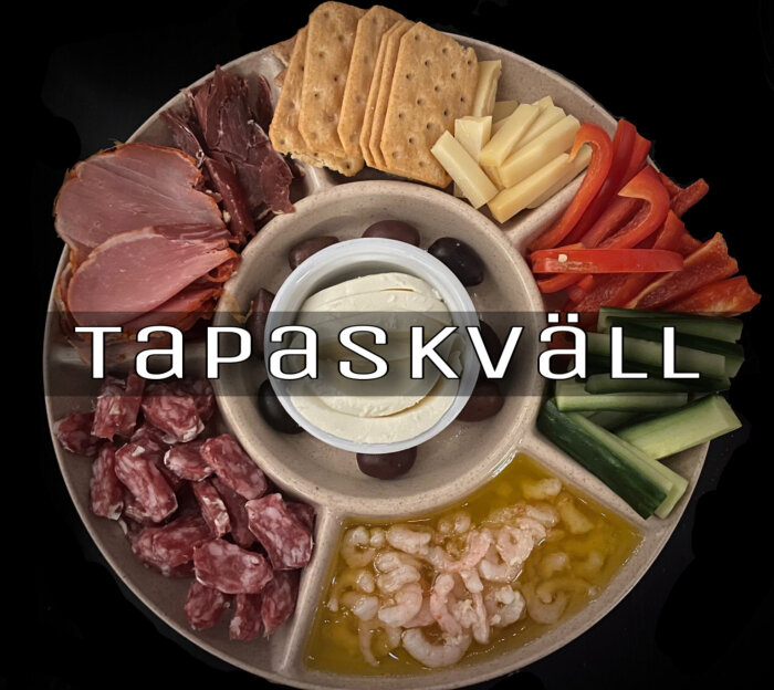 Tapasbricka med ost, charkuterier, grönsaker och räkor i olja, texten "tapaskväll" över bilden.