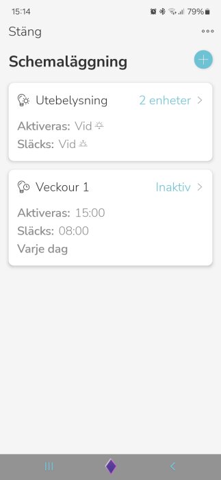 Schemaläggningsskärm visar två enheter för utebelysning, aktiveras och släcks vid solens gång, samt ett inaktivt veckour med tider 15:00-08:00.