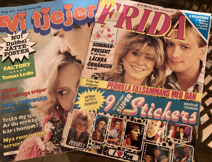 Tidningsomslag av "Vi Tjejer" från 1979 och "Frida" från 1985 med kändisar och klistermärken.