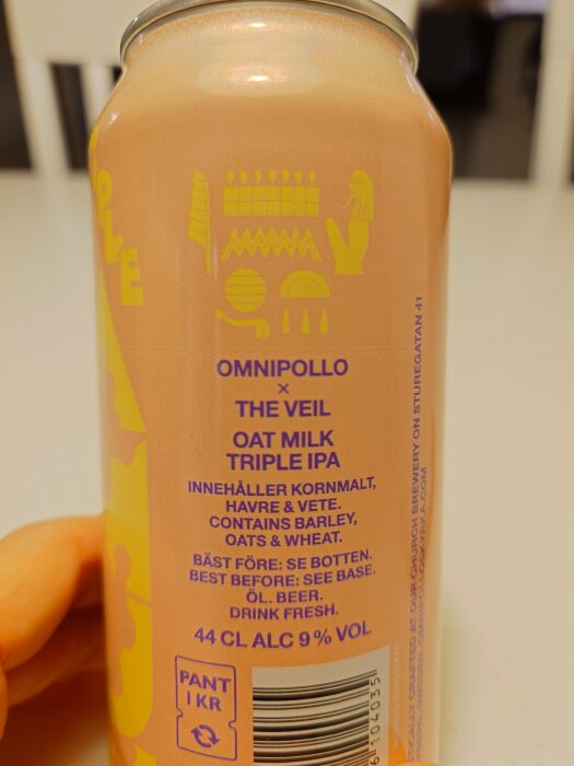 Burk med Omnipollo x The Veil Oat Milk Triple IPA, 44 cl, 9% vol. Innehåller kornmalt, havre och vete.