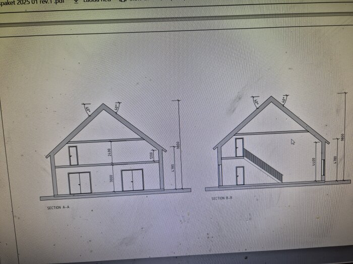 Arkitektritning av två sektioner av ett hus, med högra bilden som visar öppet mittskepp upp till nock och en trappa.