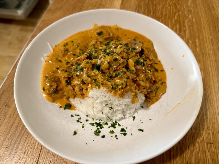 Kycklingkebabgryta med kokosmjölk, röd curry och kryddor på en bädd av ris.