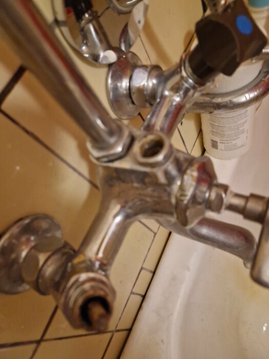 Vattenkran utan ratt monterad, med synlig överdel av rörsystemet i en badrumsmiljö.