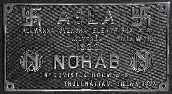 Metallskylt med text "ASEA" och "Nohab", företagsnamn och tillverkningsår 1933, Västerås och Trollhättan.