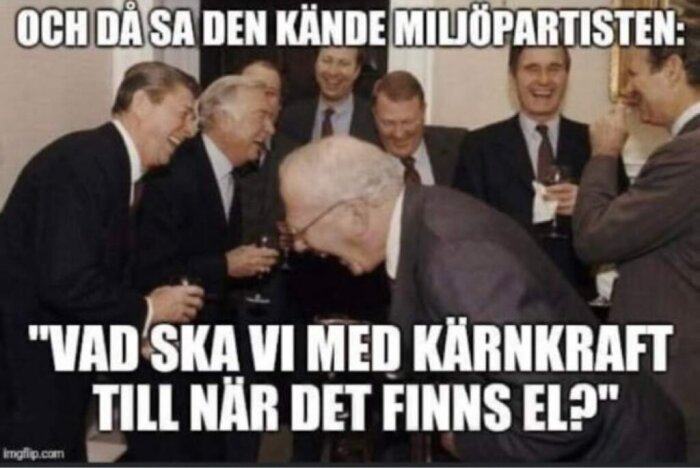 Foto av skrattande äldre vita män i kostymer i ett rum. Text på bilden: 'Och då sa den kände miljöpartisten: Vad ska vi med kärnkraft till när det finns el?'