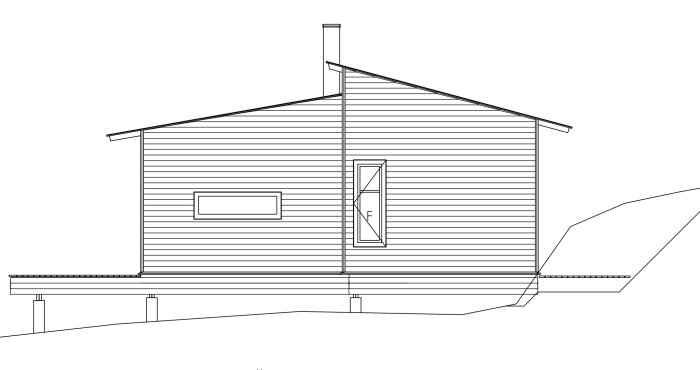 Ritning av fritidshus med papptak och skorsten, placering på sluttande mark ses från sidan.