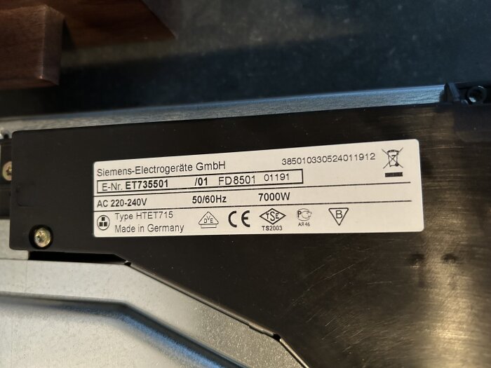 Siemens häll med etikett som visar modellnummer ET735501, tillverkad i Tyskland, med specifikationer som 220-240V och effekt 7000W.