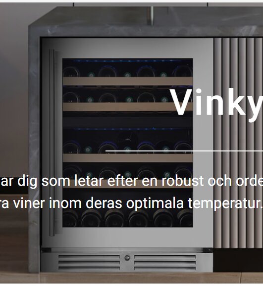 Vinkyl placerad under en bänkskiva med integrerade hyllor för vinflaskor, delvis täckt med en täcksida för inbyggd känsla.