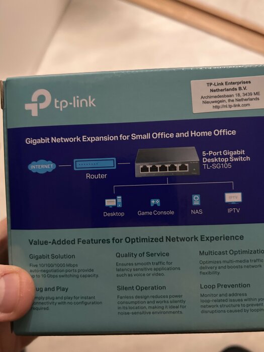 TP-Link 5-Port Gigabit Desktop Switch-förpackning med nätverksdiagram och produktspecifikationer.