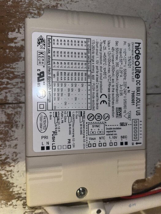 Bild av en LED-driver från Hide-a-lite, modell DC MAXI 10V, med tekniska specifikationer och anslutningsinstruktioner på etiketten.