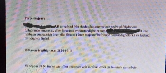 Textdokument om "force majeure" med företagets namn censurerat och giltighetsdatum för offert angivet som 2024-10-11. Texten är delvis suddig.