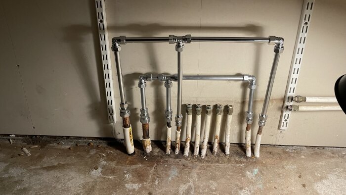 Installationen med nya rör visar fixat problem där förgrenaren bytts ut, löst problemet med kallvatten som blandades in i varmvattnet.