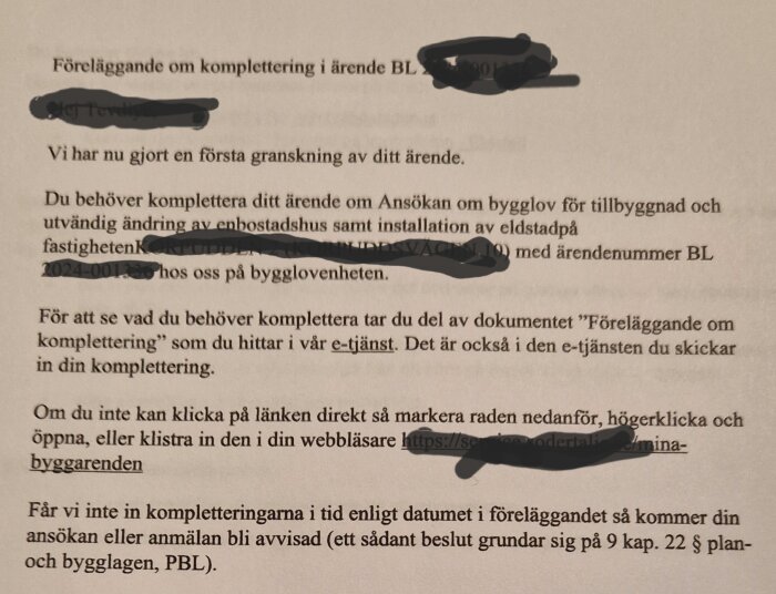 Brev om komplettering av bygglovsansökan för tillbyggnad och eldstad, med instruktioner om e-tjänst för att skicka in komplettering innan deadline.