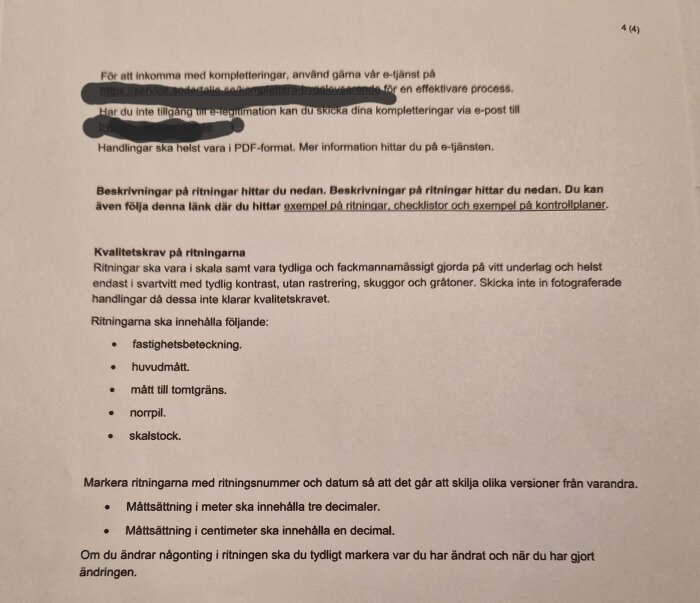 Instruktionstext om kvalitetskrav för ritningar, inklusive fastighetsbeteckning, huvudmått, mått till tomtgräns, norpil och skalstock.