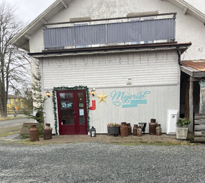 Entrén till Mejeriet i Söne, med dekorationer och skyltar.