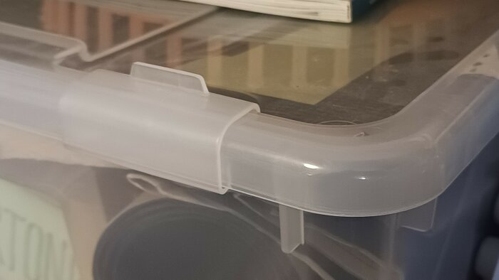 Plastlåda med transparent snäpplås från IKEA, delvis öppen.