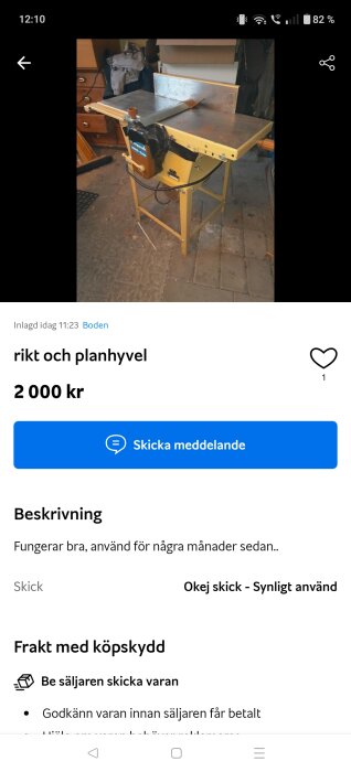 Gul rikt- och planhyvel med stålbord placerad i ett garage eller verkstadsmiljö, med verktyg och material runtomkring.