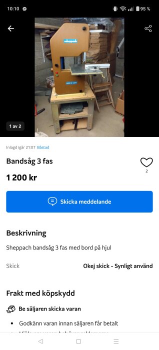 Bandsåg av märket Scheppach på ett hjulförsett bord, fotograferad i ett garage med diverse trä- och verktygsförvaring i bakgrunden.