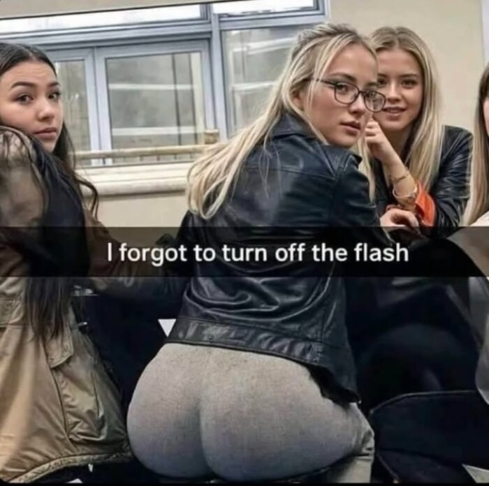 Tre personer sitter i ett rum, med en text över bilden som säger "I forgot to turn off the flash".
