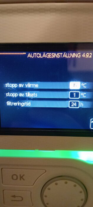 Skärm på pump med alternativ för autolägesinställning, stopp av värme och tillsats, samt filtreringstid markerad som 24 timmar.