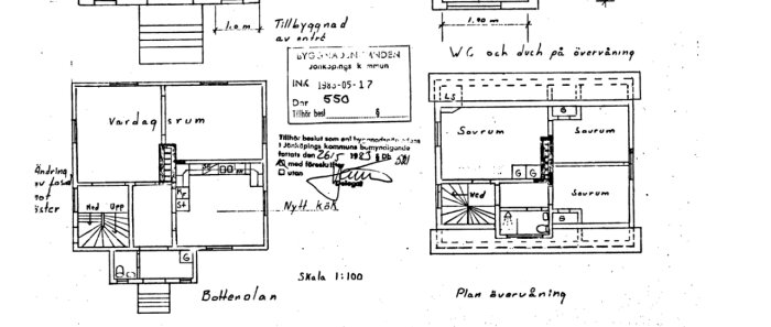 Ritning av husplanlösning från 1983 med bottenvåning och övervåning, visar vardagsrum, kök, trapphus och sovrum, samt anteckningar om tidigare förändringar.