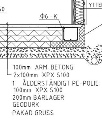 Tvärsnitt av byggnadsdetalj med 100 mm armerad betong på 300 mm cellplast, inkluderas olika materiallager och dimensioner.