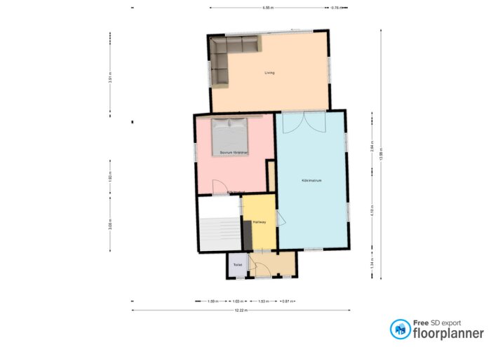 Planritning av hus med vardagsrum, kök/matrum, föräldrasovrum, hall och toalett. Uterum visas som potentiellt vardagsrum. Mått anges i meter.