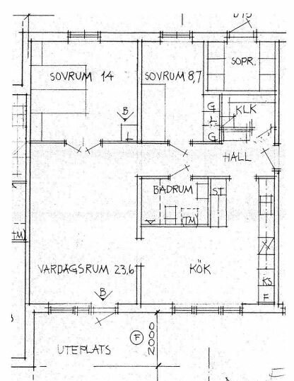 Planritning av en lägenhet med två sovrum, vardagsrum, kök och badrum, totalt 85 kvadratmeter. Mått för vardagsrum och sovrum är angivna.